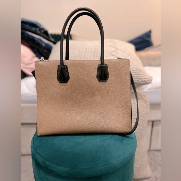 Michael Kors tote/crossbody. - Picture 3 of 6